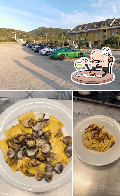 Questa è la immagine che raffigura la cibo e esterno di Bar Piazza Smeralda Tavola calda pizzeria