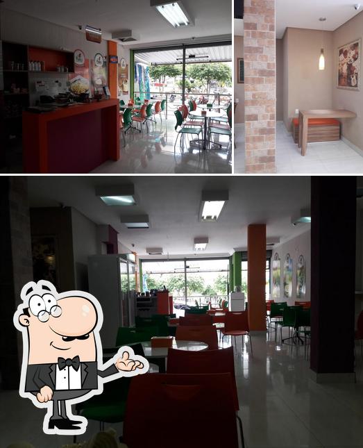 O interior do Kaeli Cafeteria