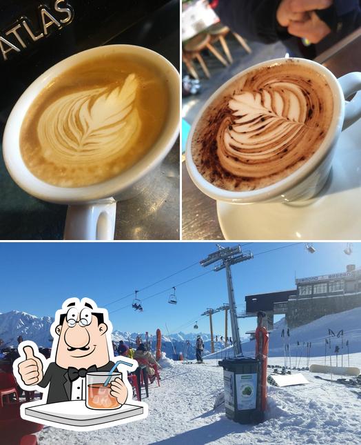 La immagine della bevanda e interni di Chalet Chez Croux