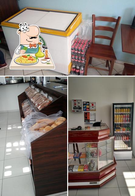 Dê uma olhada a foto mostrando comida e interior a D'Gust Panificadora e Conveniência