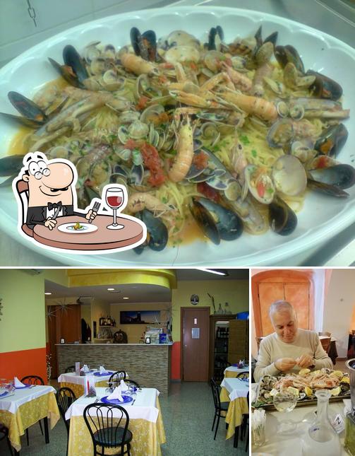 Questa è la immagine che mostra la cibo e interni di Ristorante Il Mare In Collina