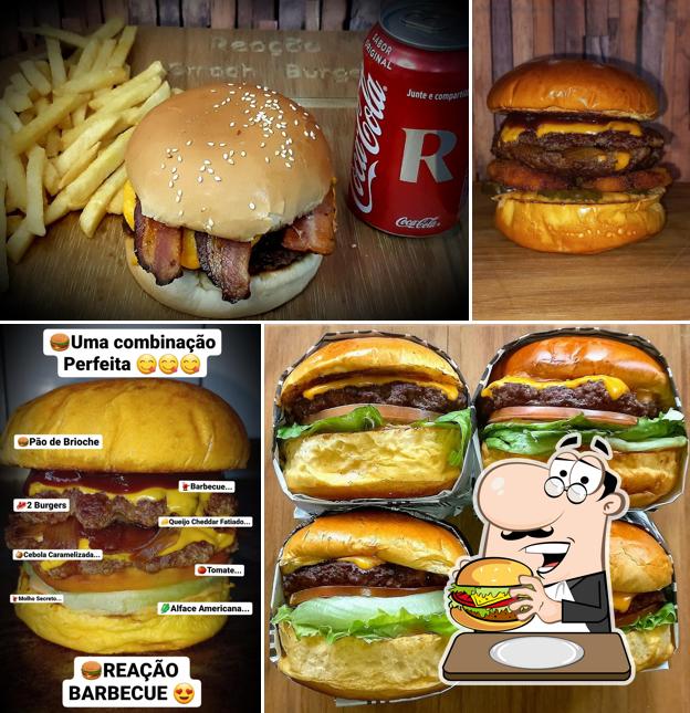 Experimente um dos hambúrgueres oferecidos no Reação Smash Burger Hamburgueria Artesanal