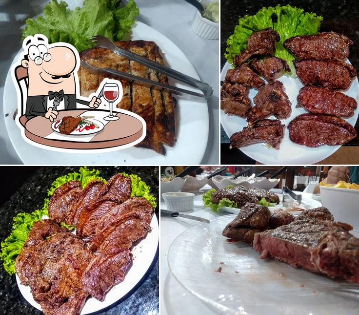 Escolha pratos de carne no Tchê Grill Churrascaria