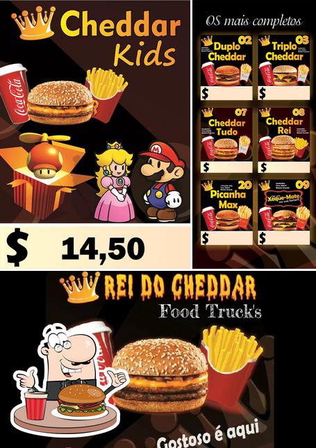 Consiga um hambúrguer no Rei do Cheddar food truck's