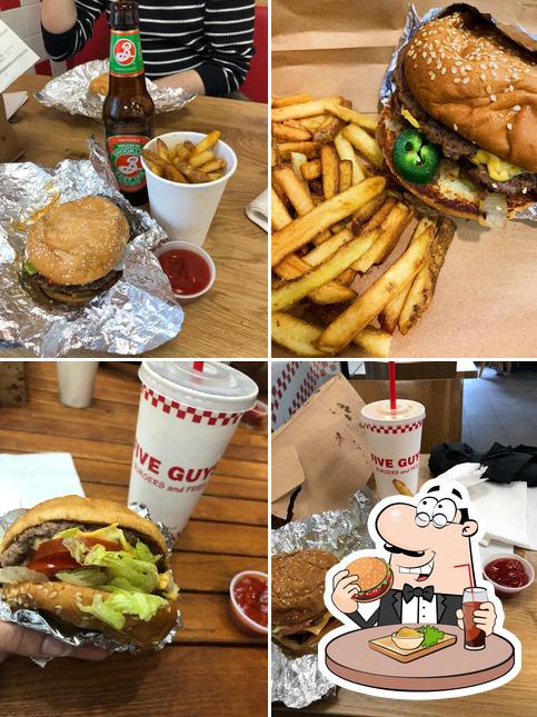 Ordina un hamburger a Five Guys Mont-Blanc