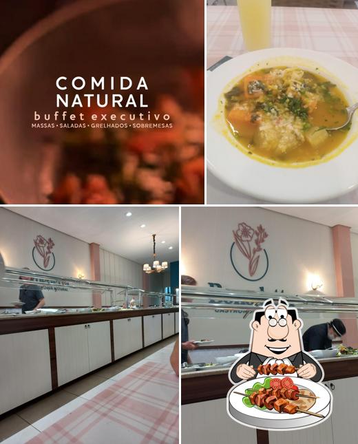 A comida e interior do restaurante