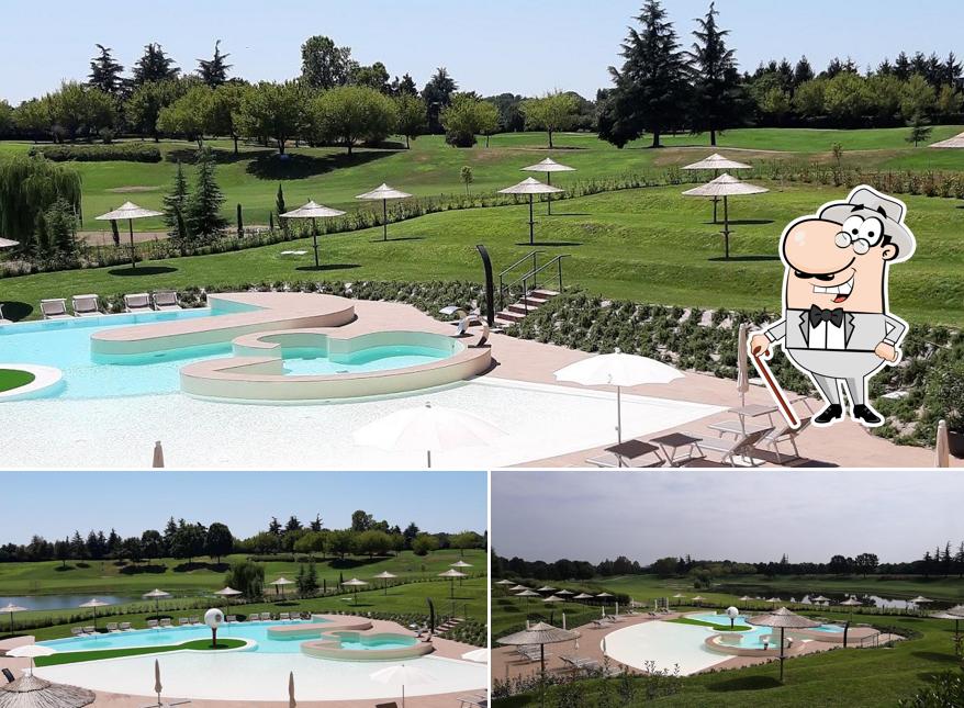 Goditi la vista dagli esterni di Le Robinie • Club House