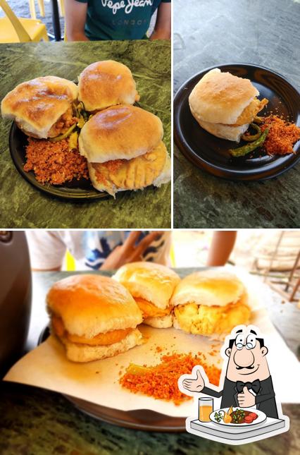 Vada pav at Rohit wadewale