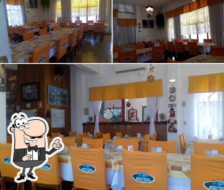Sente em uma das mesas no Café Colonial Serra Verde