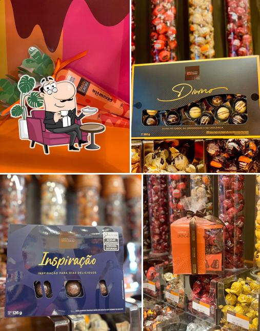 Sente em uma das mesas no Brasil Cacau Chocolates