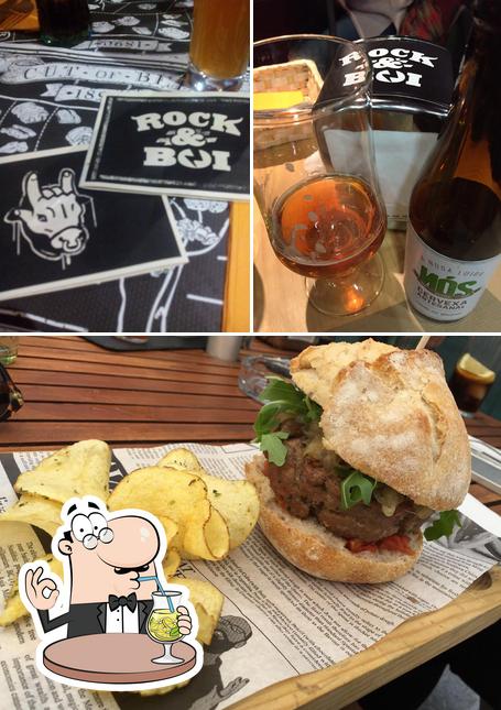 Это фотография, где изображены напитки и бургеры в Rock & Boi