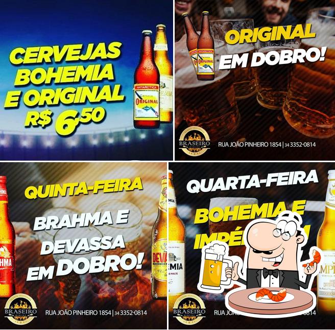 Desfute um copo de cerveja leve ou escura