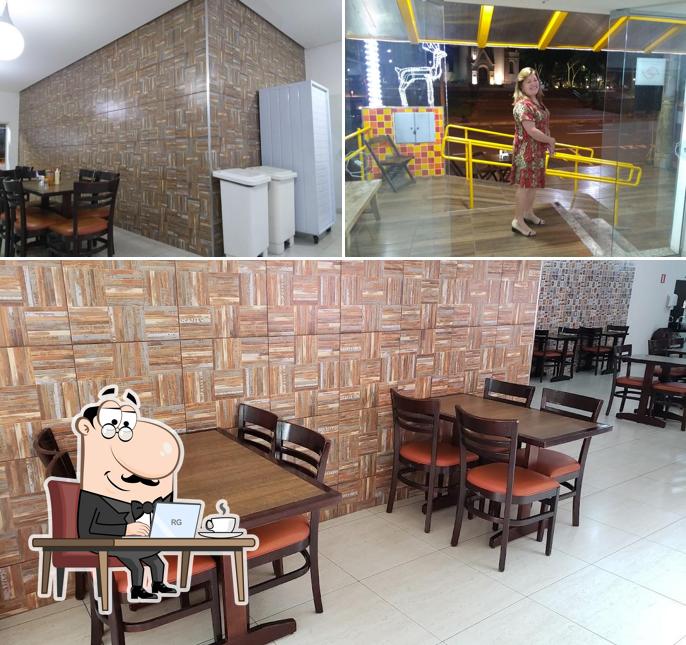 Sente em uma das mesas no Fafica Hot Dogs Hamburgueria