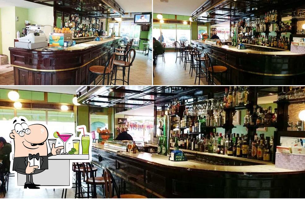 Las fotografías de barra de bar y interior en Bar Confeitaría Latorre
