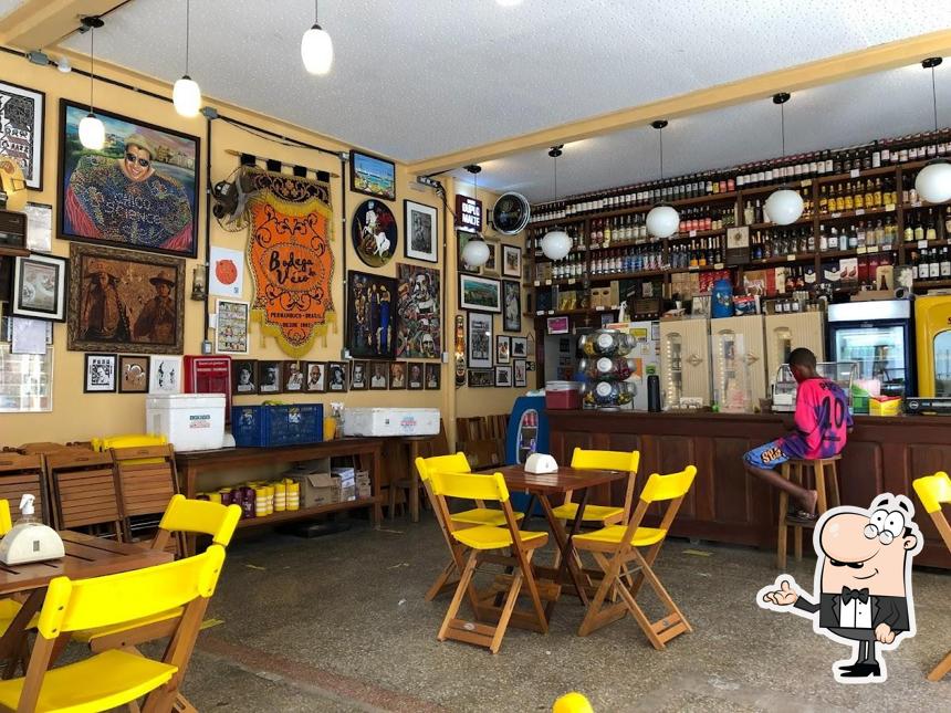 Sente em uma das mesas no Bodega de Véio - Recife Antigo