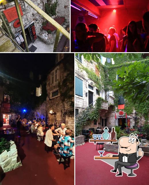 Siediti a un tavolo di Academia Club Ghetto