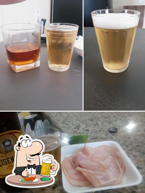 Desfute um copo de cerveja leve ou escura