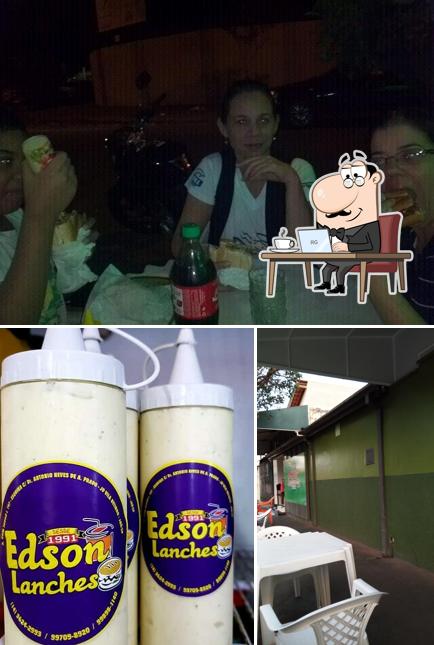 Sente em uma das mesas no Edson Lanches Jau