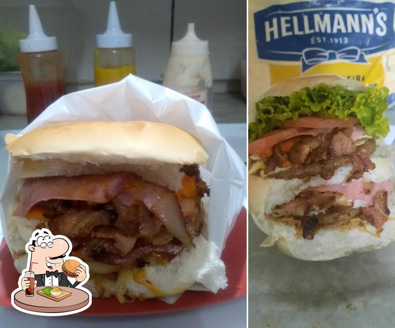 Experimente um dos hambúrgueres oferecidos no Amaral Lanches