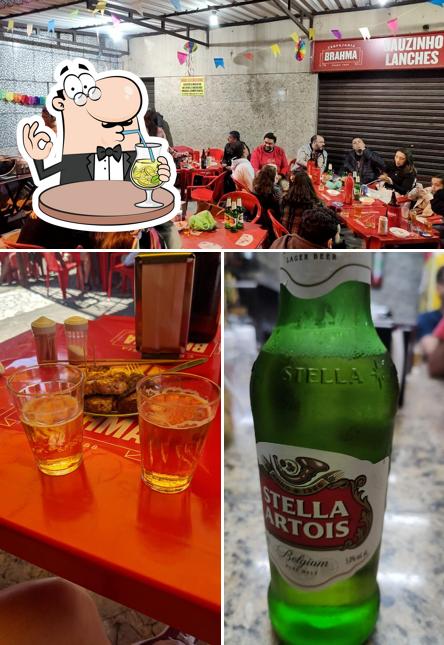 Confira a foto mostrando bebida e interior no Bauzinho Lanches