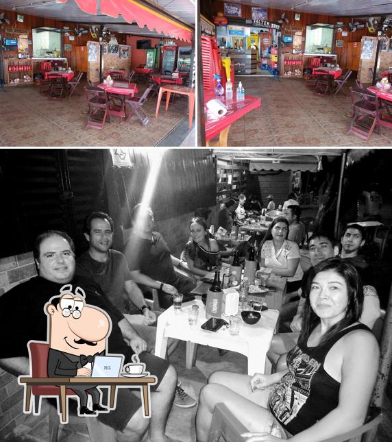 Sente em uma das mesas no Bar do Warti