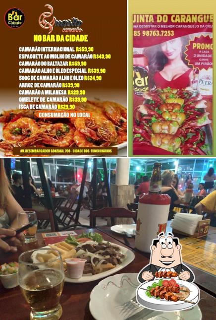 A imagem da comida e mesa de jantar no Bar da Cidade Sul