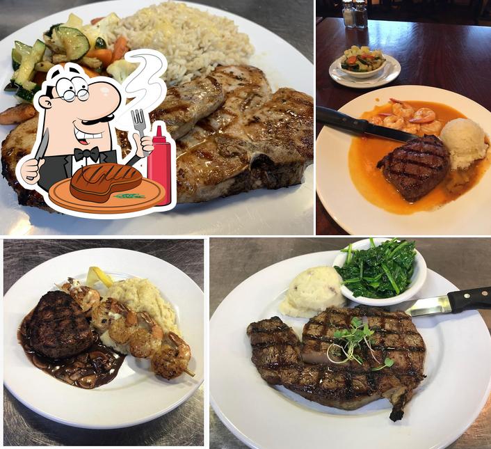 Elige un plato con carne en 701 Main Restaurant