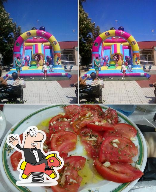 Las imágenes de área de juego y comida en Restaurante los Naranjos, Casa Peseta