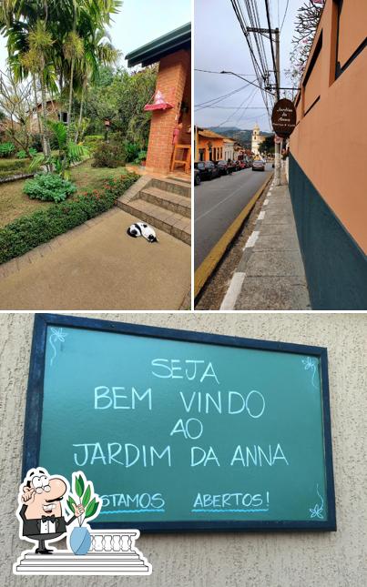 Entre diferentes coisas, exterior e quadro-negro podem ser encontrados a Jardim da Anna