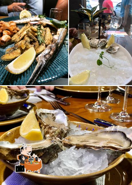 Prenez différents plats à base de fruits de mer servis par Флагман