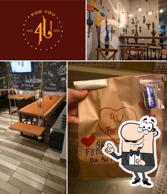 Sente em uma das mesas no Starv Hamburgueria Artesanal Balneário Camburiú