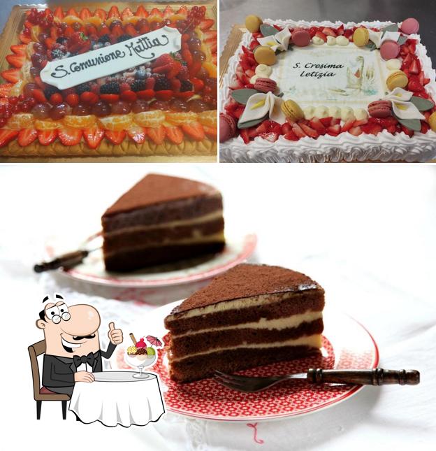 Gelateria, Pasticceria, Caffetteria Dolcidea serve un'ampia varietà di dolci