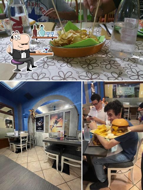 Siediti a un tavolo di Academy Evergreen Burger
