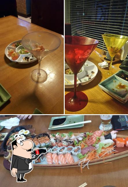 Entre diferentes coisas, bebida e comida podem ser encontrados no Katsuro Restaurante Japonês - Jaguaré