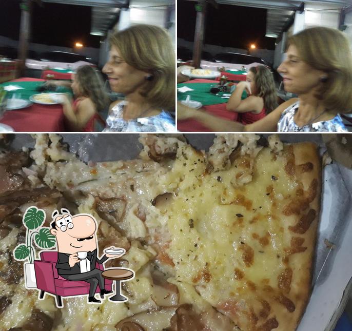 Confira a foto mostrando interior e comida no Pizzaria Champignon