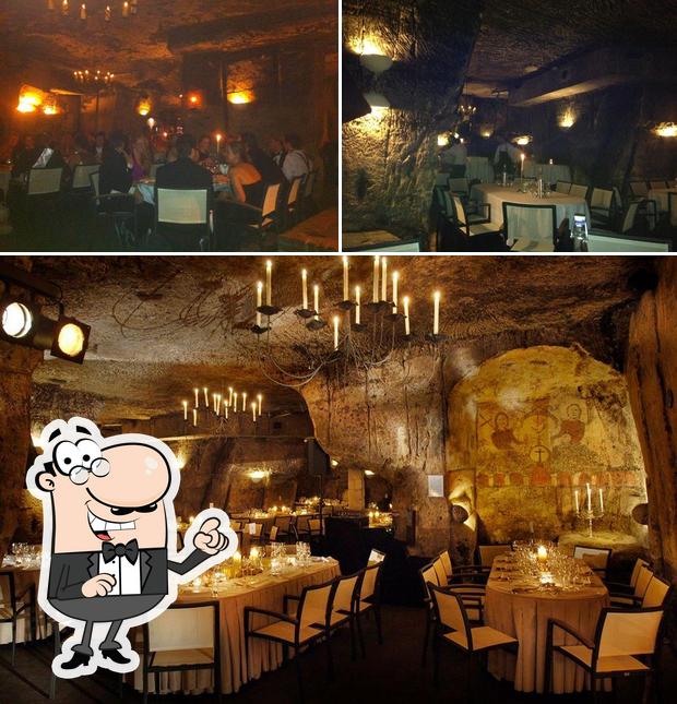 Parmi les diverses choses de la intérieur et la comptoir de bar, une personne peut trouver sur La Caverne de Geulhem