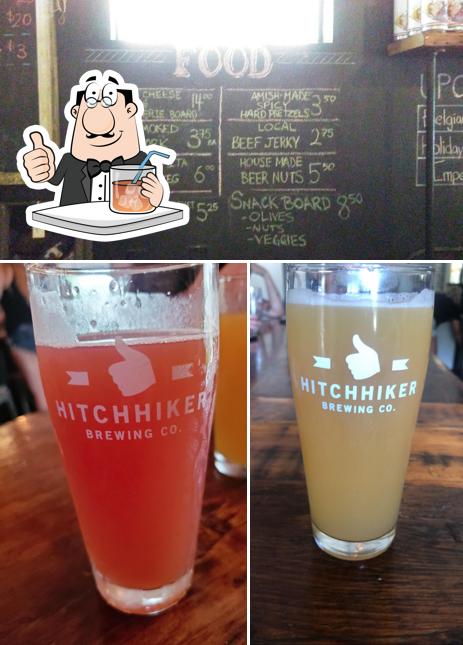 Фото, на котором видны напитки и доска для меню в Hitchhiker Brewing