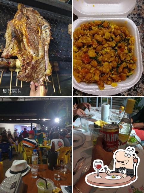 Взгляните на этот снимок, где видны еда и столики в Tenda Grill Espetinhos