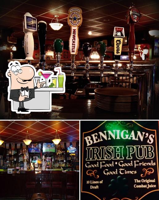 Vérifiez la photo représentant la comptoir de bar et boire concernant Bennigan's Irish Pub