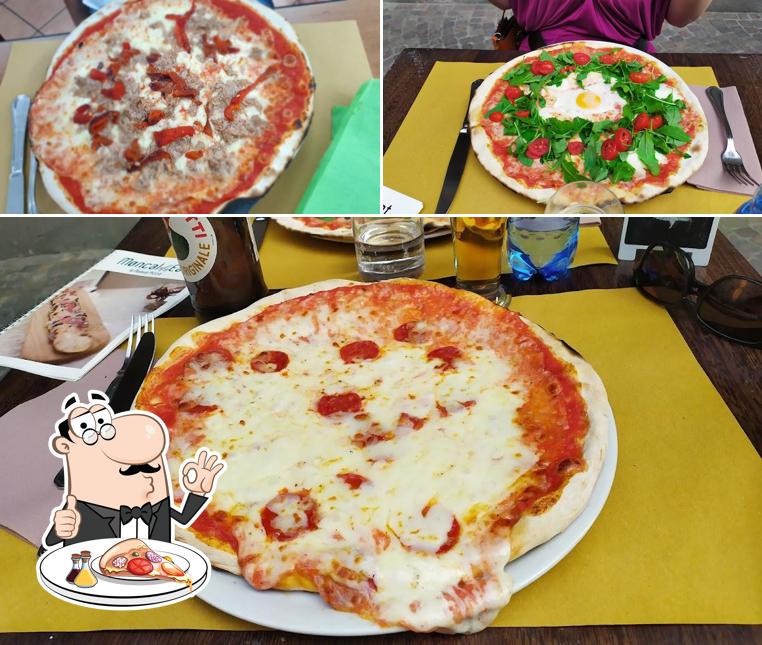 A Pizzeria Moncalveat, puoi provare una bella pizza