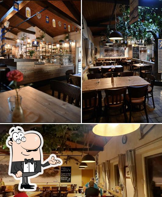 Installez-vous à l'une des tables de Wirtshaus Rosine-Restaurant Ettlingen