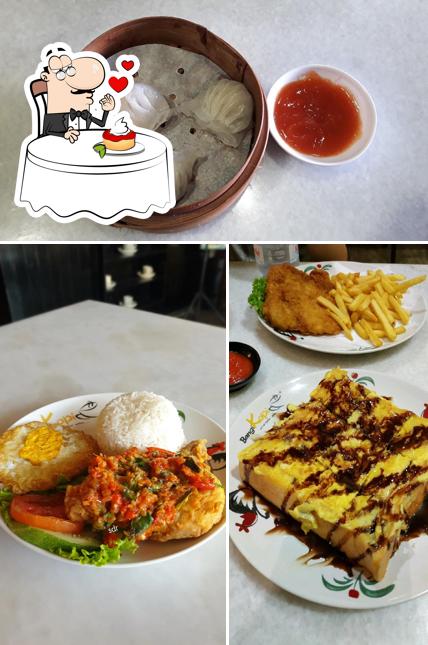 Bangi Kopi Kota Wisata Cibubur offers a selection of sweet dishes