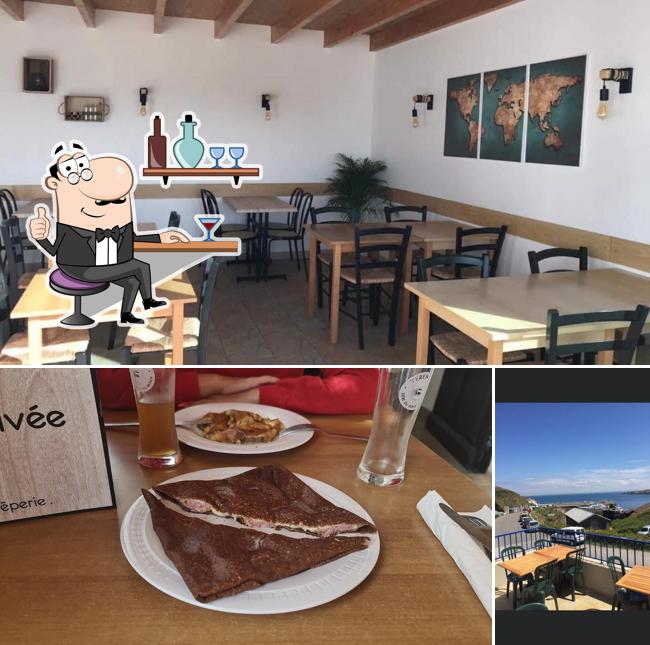 La photo de la intérieur et nourriture concernant Crêperie Café Bar de l'Arrivée Île d'Ouessant Le Stiff