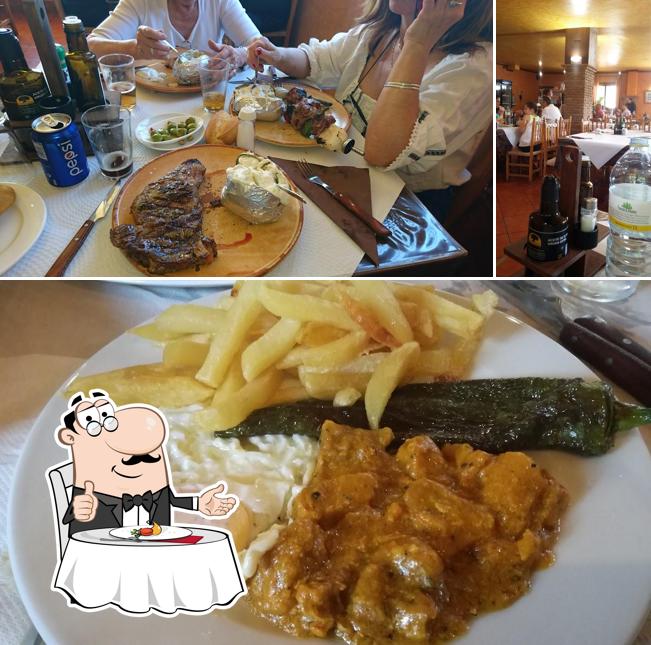 Столики и еда - все это можно увидеть на этой фотографии из Restaurante El Cruce