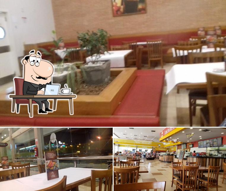 Sente em uma das mesas no Restaurante Rede Frango Assado - Fernão Dias