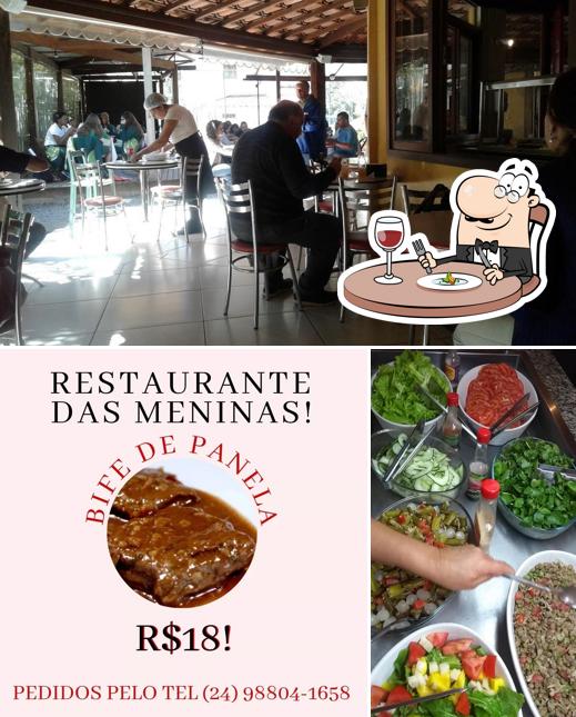 A comida e interior do restaurante