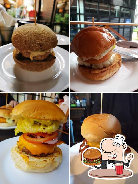 Peça um dos hambúrgueres disponíveis no Tausttus Burger Barueri
