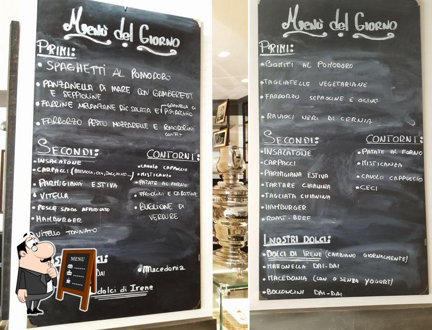 Caffè AIEM offre il menu scritto su una lavagna