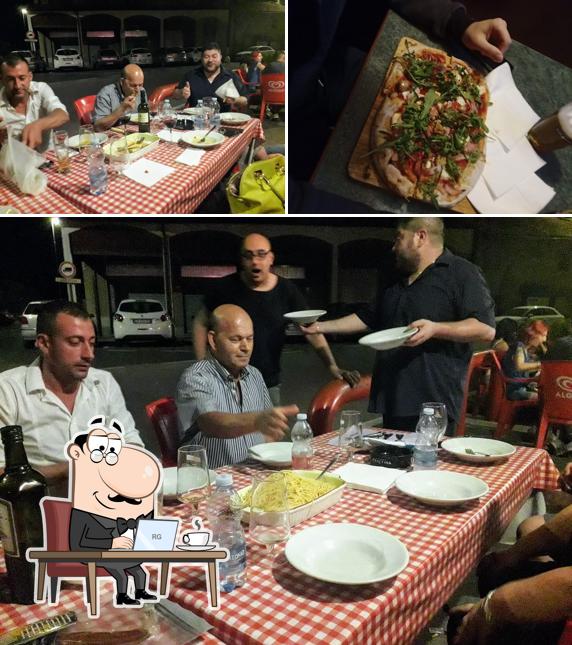 Questa è la foto che presenta la interni e pizza di Bar del panso