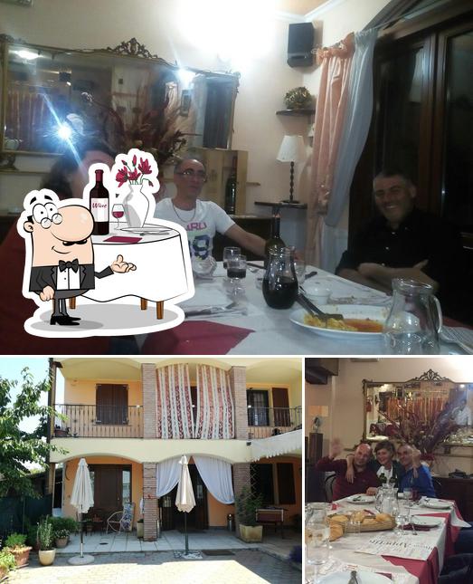 La foto di tavolo da pranzo e esterno da Joan Bar Roxy da Antonella